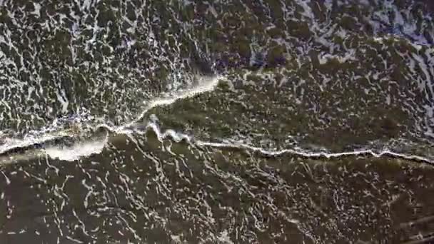 Der Blick aus der Höhe auf der Welle — Stockvideo