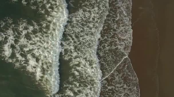 Der Blick aus der Höhe auf der Welle — Stockvideo