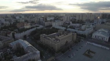 Voronej hükümet binası ve şehir hava gece görünümü.