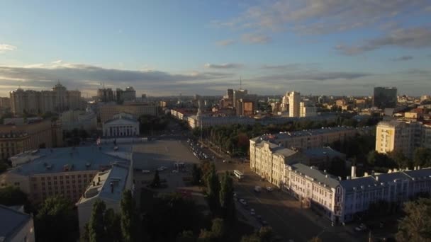 Una vista de la ciudad desde lo alto del verano al atardecer . — Vídeos de Stock