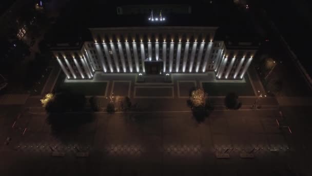 Luchtfoto nacht zicht op Voronezh regering gebouw. — Stockvideo