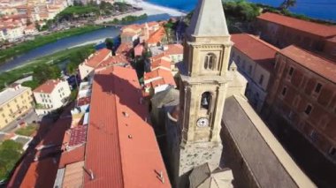 Eski şehir bölgesi, Ventimiglia, İtalya, Temmuz 2017 havadan görünümü.