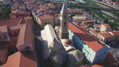 Eski şehir bölgesi, Ventimiglia, İtalya, Temmuz 2017 havadan görünümü.