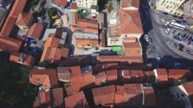 Eski şehir bölgesi, Ventimiglia, İtalya, Temmuz 2017 havadan görünümü.