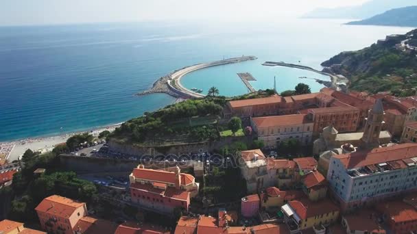 Vista aérea do bairro da cidade velha, Ventimiglia, Itália, julho de 2017 . — Vídeo de Stock