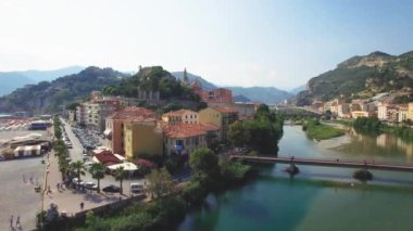 Eski şehir bölgesi, Ventimiglia, İtalya, Temmuz 2017 havadan görünümü.