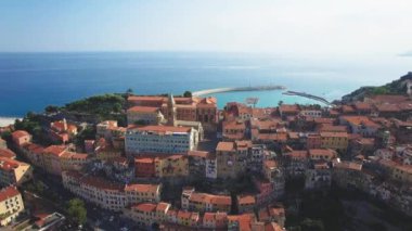 Eski şehir bölgesi, Ventimiglia, İtalya, Temmuz 2017 havadan görünümü.
