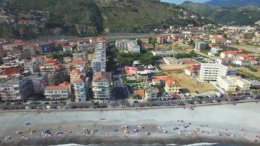 Eski şehir bölgesi, Ventimiglia, İtalya, Temmuz 2017 havadan görünümü.