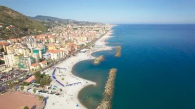 Eski şehir bölgesi, Ventimiglia, İtalya, Temmuz 2017 havadan görünümü.