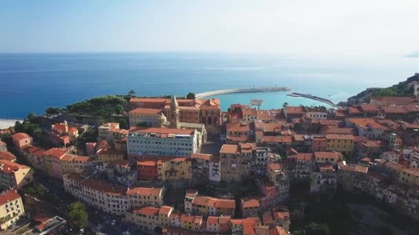 Vista aérea del casco antiguo, Ventimiglia, Italia, julio 2017 . Vídeos De Stock Sin Royalties Gratis