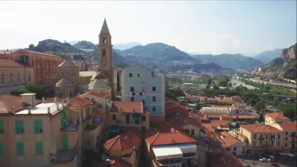 Letecký pohled na staré město Okres, Ventimiglia, Itálie, červenec 2017. — Stock video