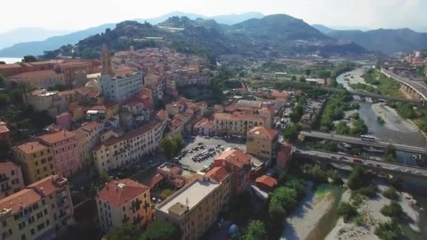 Vista aérea del casco antiguo, Ventimiglia, Italia, julio 2017 . — Vídeo de stock