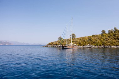     Yat yarımada palamarla. Güzel bir plaj ve mavi deniz.