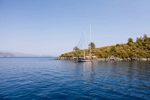     Yat yarımada palamarla. Güzel bir plaj ve mavi deniz.