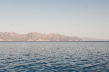 Denizin ufuk sis Dağı nın ardında.