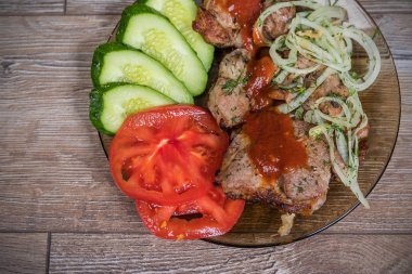 Domates, salatalık ve soğan ile kızarmış et. Kebab.