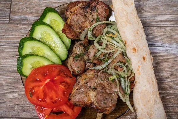 Domates, salatalık ve soğan ile kızarmış et. Kebab.