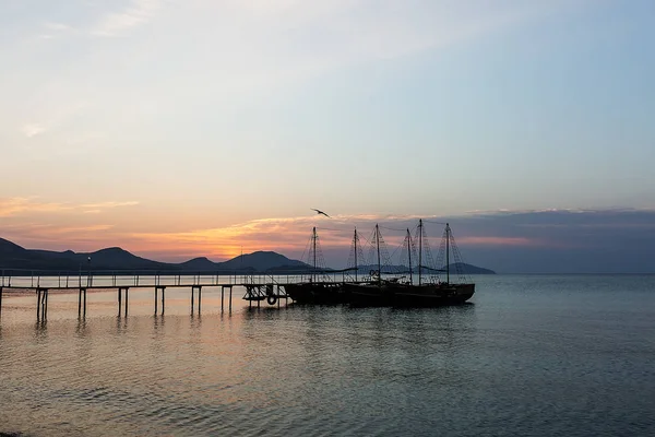 Amanhecer Junto Mar Com Cais Barcos — Fotografia de Stock