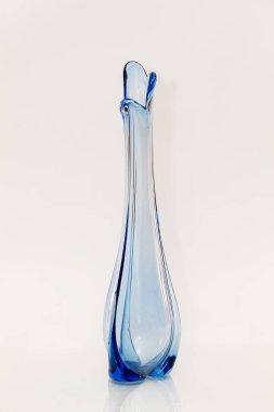 Beyaz arka plan üzerinde dar çiçek vazo.