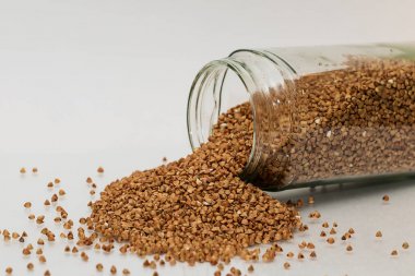 Masaya ufalanmış buğday.