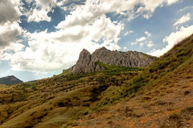 Güzel dağlar ve yaz aylarında Kırım'deniz.