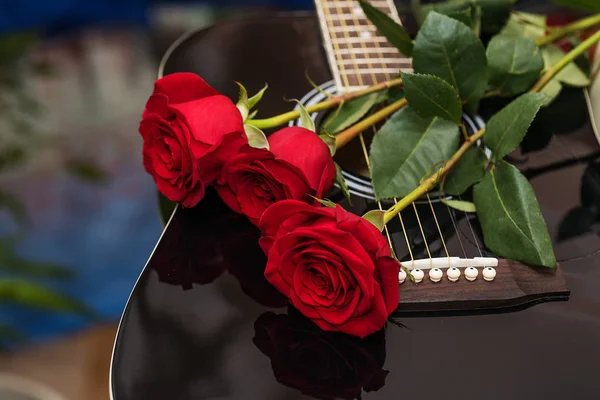 Czerwone Róże Czarnym Gitara — Zdjęcie stockowe