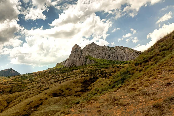 Güzel dağlar ve yaz aylarında Kırım'deniz.