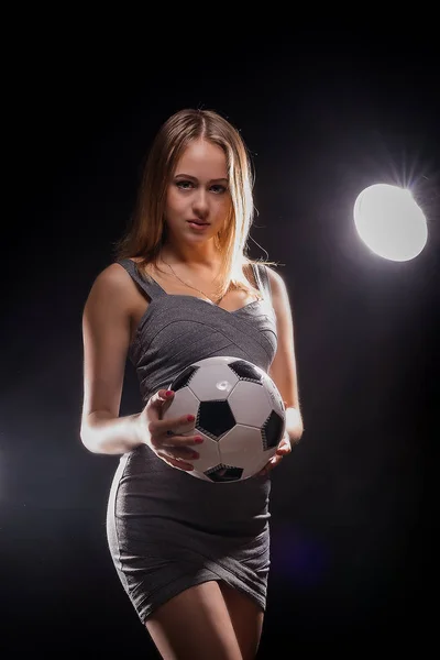 Het Meisje Met Voetbal Onder Binnendozen Voetbal — Stockfoto
