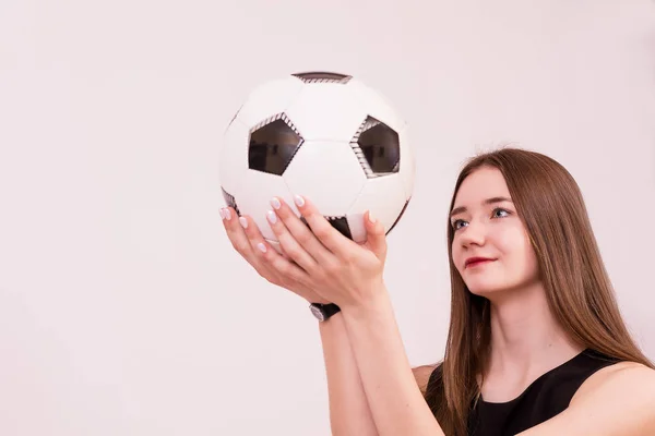 Das Mädchen Hochzeitskleid Mit Dem Ball Für Das Fußballspiel — Stockfoto