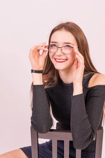 Vacker Flicka Svart Klänning Med Glasögon Från Finansavdelningen Från Kontoret — Stockfoto