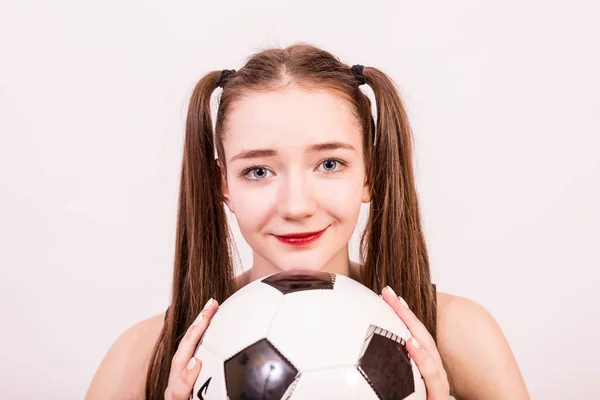 Das Mädchen Hochzeitskleid Mit Dem Ball Für Das Fußballspiel — Stockfoto