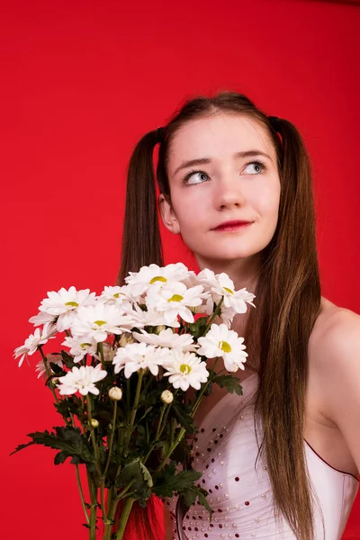 Menina Bonita Vestido Noiva Com Buquê Flores Fundo Vermelho — Fotografia de Stock