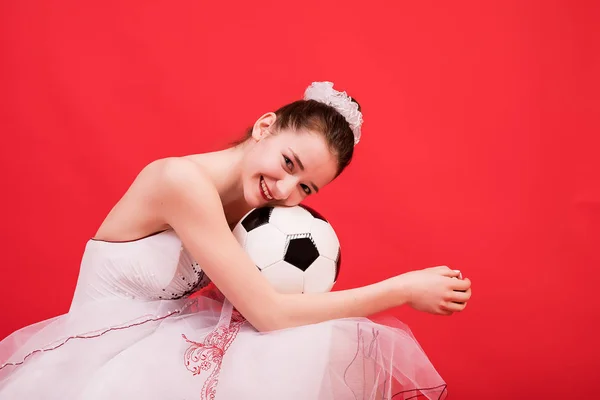 Das Mädchen Hochzeitskleid Mit Dem Ball Für Das Fußballspiel — Stockfoto