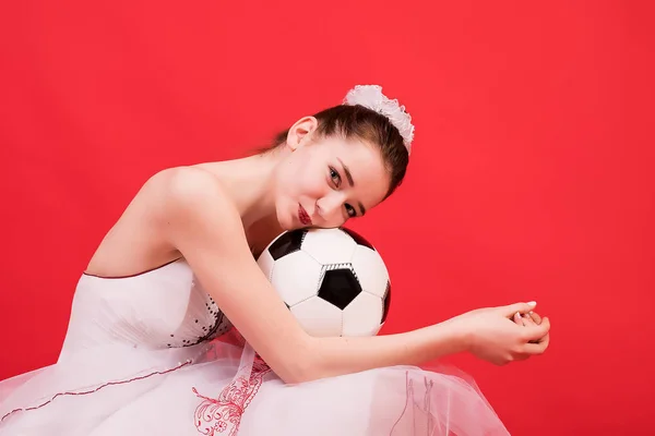 Дівчина Весільній Сукні Ячем Гри Футбол — стокове фото