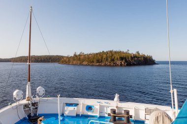 Su yüzeyi ve Valaam Adası gemiden görüntülemek.