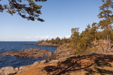 Ada Valaam kayalar ve Rüzgar dalgalarda.