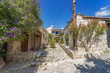 Kıbrıs 'ın dar sokaklarındaki Lania köyü ve geleneksel binalar. Kıbrıs 'taki ünlü yaratıcı insanların köyü..