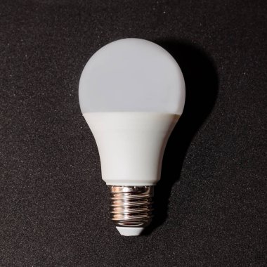 Koyu arkaplanda ampul var. İç aydınlatma için modern lamba.