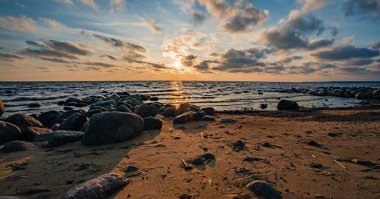 Gün batımında Finlandiya Körfezi 'nin güzel kıyıları. Leningrad bölgesi. Rusya.