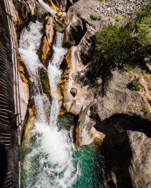 Nehir dağlarda hızlı bir akıntı ve şelalelerle. 