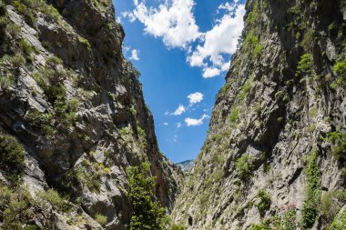 Dağ geçidi ve güzel gökyüzü.