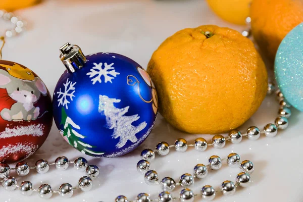 Kerst Mandarijnen Kerstboom Speelgoed Een Witte Tafel Close Achtergrond Voor — Stockfoto