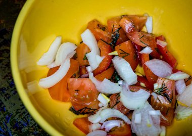 Domatesli ve soğanlı garnitür. Sebze salatası..