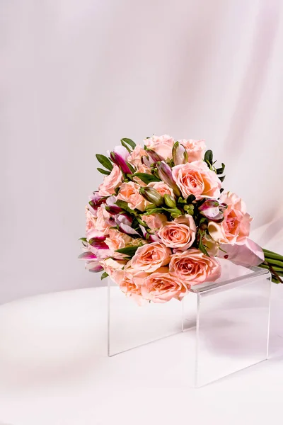 Egy Csodálatos Csokor Virág Könnyű Háttérrel Esküvői Csokor Menyasszonynak — Stock Fotó