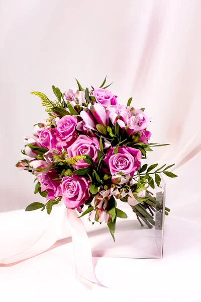 Egy Csodálatos Csokor Virág Könnyű Háttérrel Esküvői Csokor Menyasszonynak — Stock Fotó