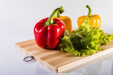 Beyaz arka planda kırmızı ve sarı biberler..