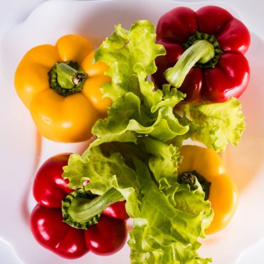 Tabakta marullu kırmızı ve sarı dolmalık biber. Vejetaryen yemeği pişiriyorum..