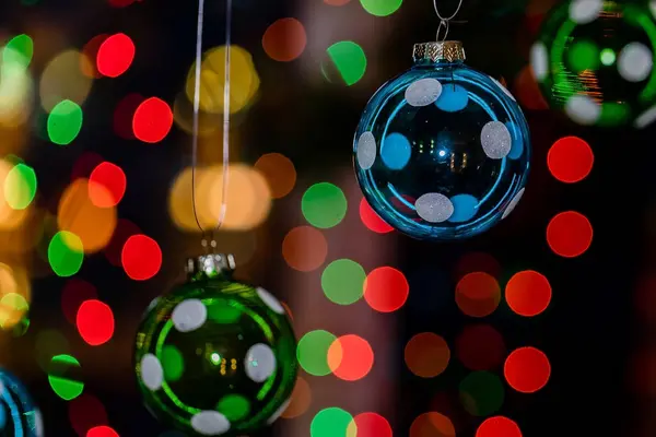 新しい年のためのおもちゃ クリスマス グッズ クリスマス グッズ クリスマス ツリーのおもちゃ クリスマスの照明とキャンドル — ストック写真
