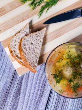 Tavuk köfte ve ahşap arka plan üzerinde bir cam kasede yeşil bezelye diyet çorbası. Üstten Görünüm.