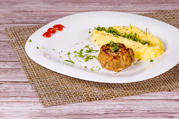 Escalope Boeuf Avec Purée Pommes Terre Sur Une Assiette Blanche — Photo